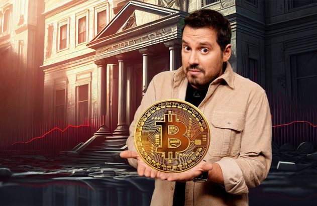 Homem surpreso segura grande Bitcoin. Ao fundo, prédios clássicos e um gráfico vermelho de queda de mercado.