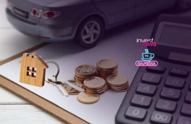 Mesa com chaves, moedas, casa, calculadora e carro desfocado. Representa finanças, patrimônio e investimentos.