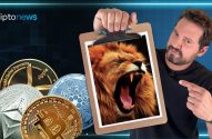 Homem aponta para prancheta com leão rugindo, moedas de cripto à esquerda. Logo "criptonews" no topo.