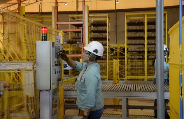 Operação da Fábrica de Blocos na Mina do Pico, produzidos a partir de rejeitos da mineração, no Complexo Vargem Grande da Vale, em Minas Gerais. (Foto: Tomaz Silva/Agência Brasil)