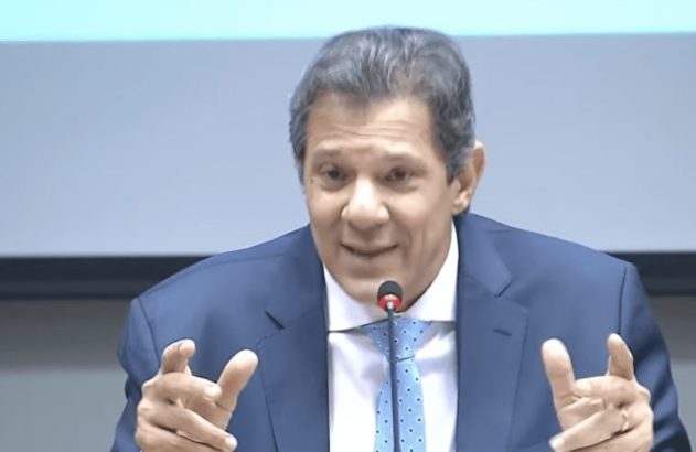 O ministro da Fazenda, Fernando Haddad, durante anúncio do novo arcabouço fiscal em 30/03/2023. (Imagem: Reprodução/Youtube/TV Brasil)