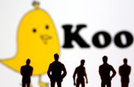 Cinco figuras silhuetadas em frente ao logo amarelo do Koo, que mostra um pássaro e o nome "Koo".