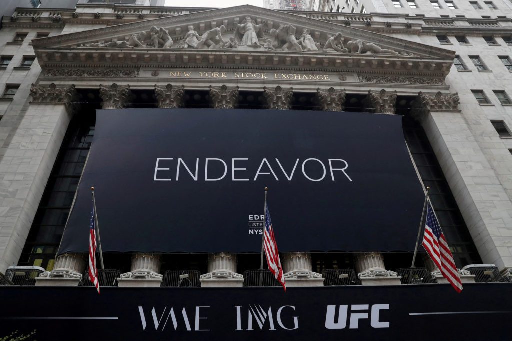 Bolsa de Valores de Nova York exibe banner "ENDEAVOR", "WME IMG UFC" e bandeiras americanas.