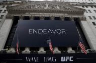 Bolsa de Valores de Nova York exibe banner "ENDEAVOR", "WME IMG UFC" e bandeiras americanas.