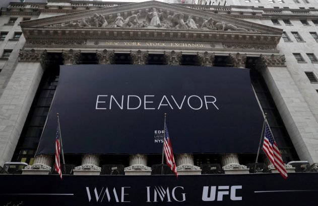 Bolsa de Valores de Nova York exibe banner "ENDEAVOR", "WME IMG UFC" e bandeiras americanas.