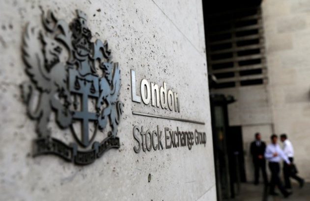 Fachada do prédio da London Stock Exchange com brasão e nome gravados na parede.