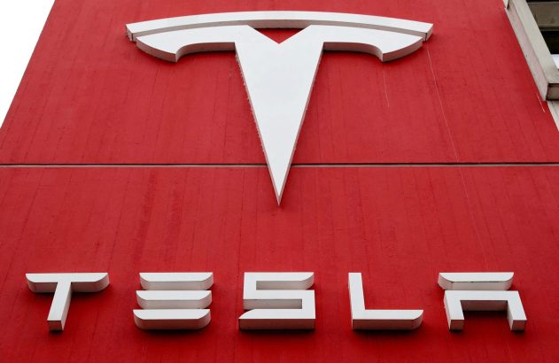 Logo branco da Tesla em letreiro vermelho.