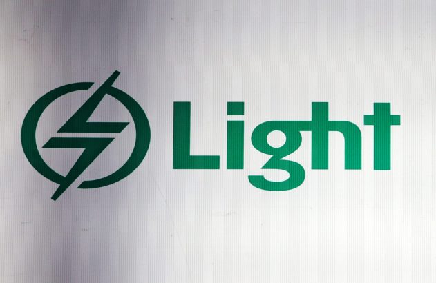 Logotipo verde da Light: símbolo de raio com linha diagonal dentro de um círculo, ao lado do nome "Light".