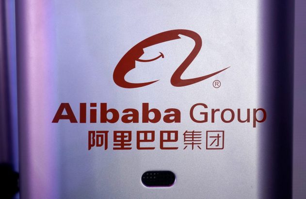 Sinal metálico do Alibaba Group com seu logotipo vermelho e nome em inglês e caracteres chineses.