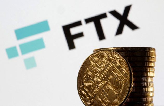 Criptomoedas empilhadas com o logo FTX.