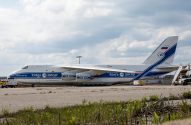 Avião cargueiro Antonov An-124 da Volga Dnepr, branco e azul, parado em aeroporto.