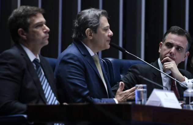 Presidente do BC, Roberto Campos Neto; ministro da Fazenda, Fernando Haddad; presidente do Senado, Rodrigo Pacheco. (Foto: Edilson Rodrigues/Agência Senado)