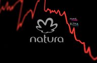 Logo Natura (folha e nome) em fundo preto. Gráfico de linha vermelha mostra forte queda. Logos Investnews e BLTMA.