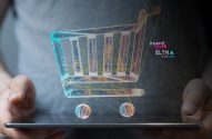 Pessoa segura tablet exibindo um carrinho de compras digital futurista, com linhas e pontos conectados.