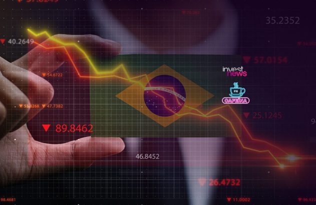 Mão segura gráfico em queda sobrepondo bandeira do Brasil, simbolizando crise econômica.