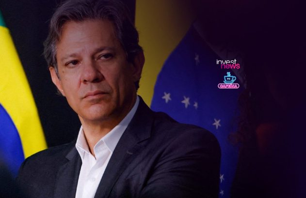 Homem de terno e camisa branca, olhando à frente. Bandeira do Brasil ao fundo.