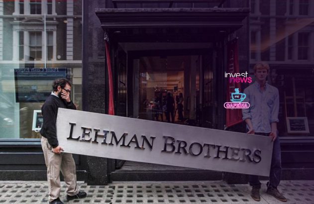 Dois homens carregam a placa "LEHMAN BROTHERS" em frente a um prédio. Um deles cobre o rosto.