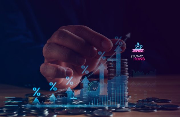 Mão em cena escura, moedas empilhadas, gráficos digitais de crescimento com setas e porcentagens. Conceito de investimento.