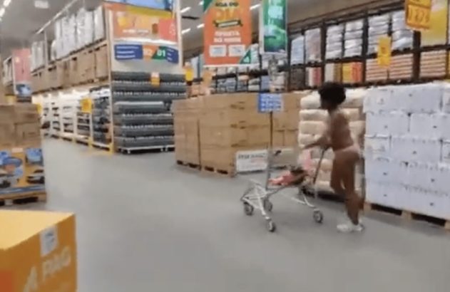 Mulher tira a roupa em uma unidade do Atacadão em Curitiba após relatar ter sido vítima de racismo na loja. (Imagem: Reprodução/redes sociais)