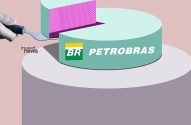 Mão com espátula remove fatia rosa de um bolo verde com o nome PETROBRAS e logo BR.