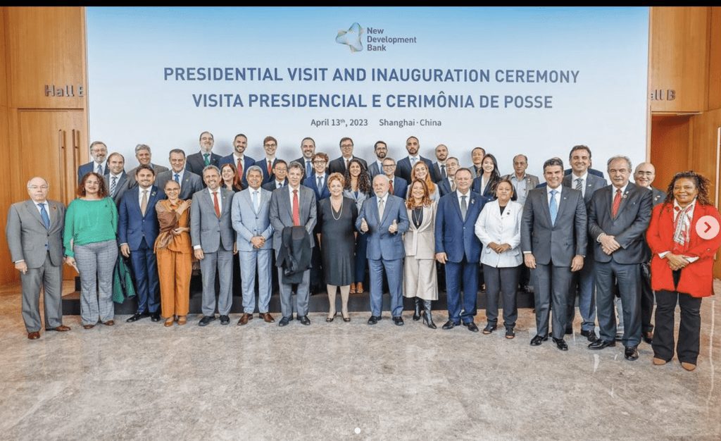 Grupo de autoridades e presidente na cerimônia de posse e visita ao Banco de Desenvolvimento em Shanghai.