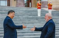 Xi Jinping e Lula estendem as mãos para se cumprimentar em escadaria.