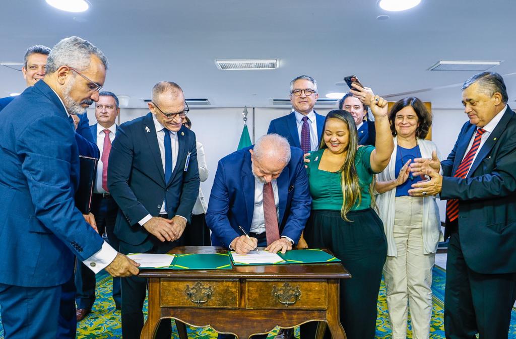 Lula assina projeto de lei que garante verba para piso da enfermagem. (Foto: Ricardo Stuckert)