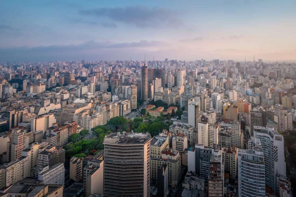 Vista aérea de São Paulo com edifício Itália e Copan ao fundo