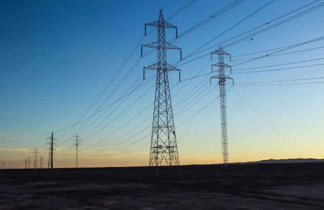 Torres de transmissão de energia elétrica.