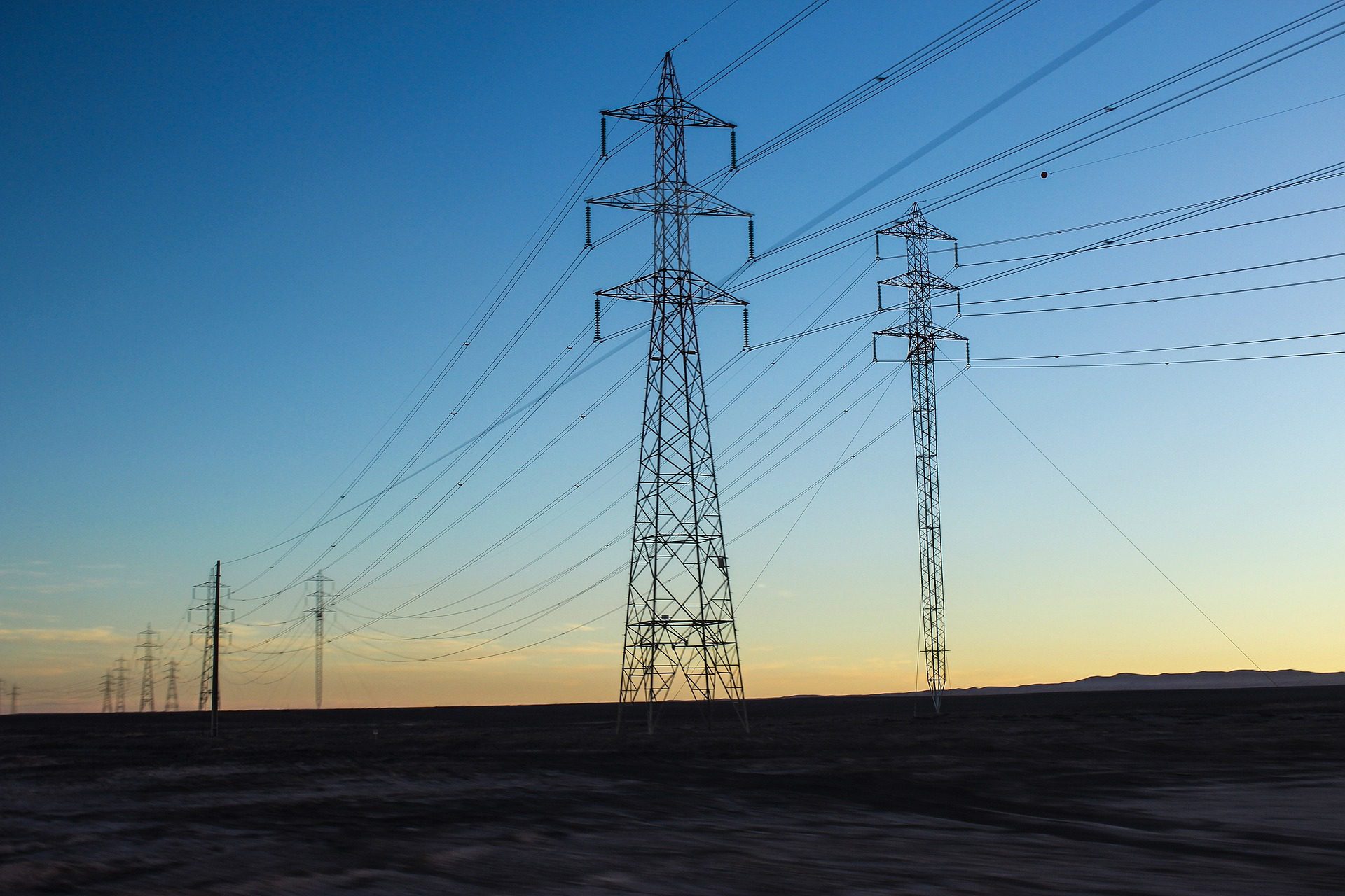 Torres de transmissão de energia elétrica.