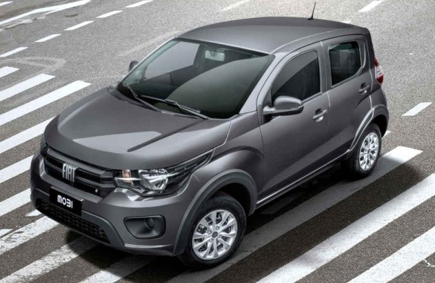 Carro Fiat Mobi cinza escuro em faixa de pedestres.