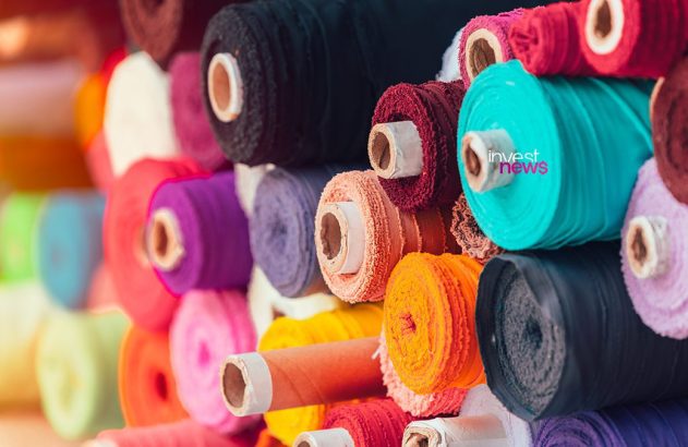 Rolos de tecido coloridos empilhados.