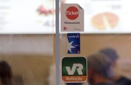 Adesivos Ticket, Sodexo e VR Refeição exibidos em um vidro de restaurante.