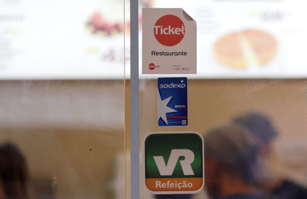 Adesivos Ticket, Sodexo e VR Refeição exibidos em um vidro de restaurante.
