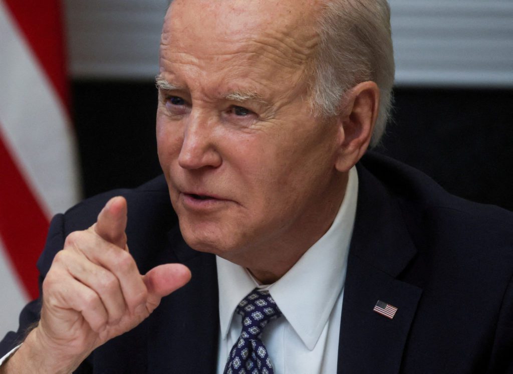 Close-up de Joe Biden apontando com o dedo indicador e falando.