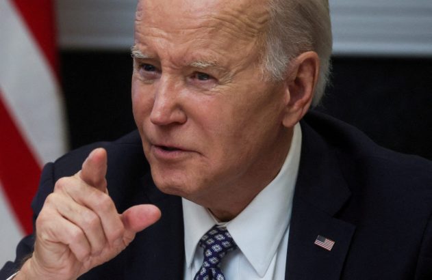 Close-up de Joe Biden apontando com o dedo indicador e falando.