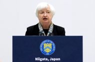 Janet Yellen, secretária do Tesouro dos EUA, discursa em púlpito em Niigata, Japão.