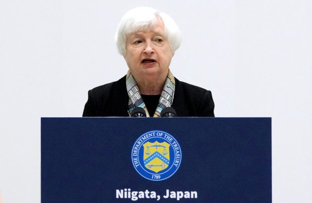 Janet Yellen, secretária do Tesouro dos EUA, discursa em púlpito em Niigata, Japão.
