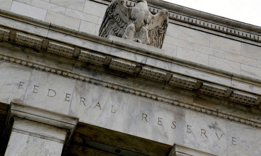 Economistas adiam expectativa de corte de juros pelo Fed para 2024, diz pesquisa