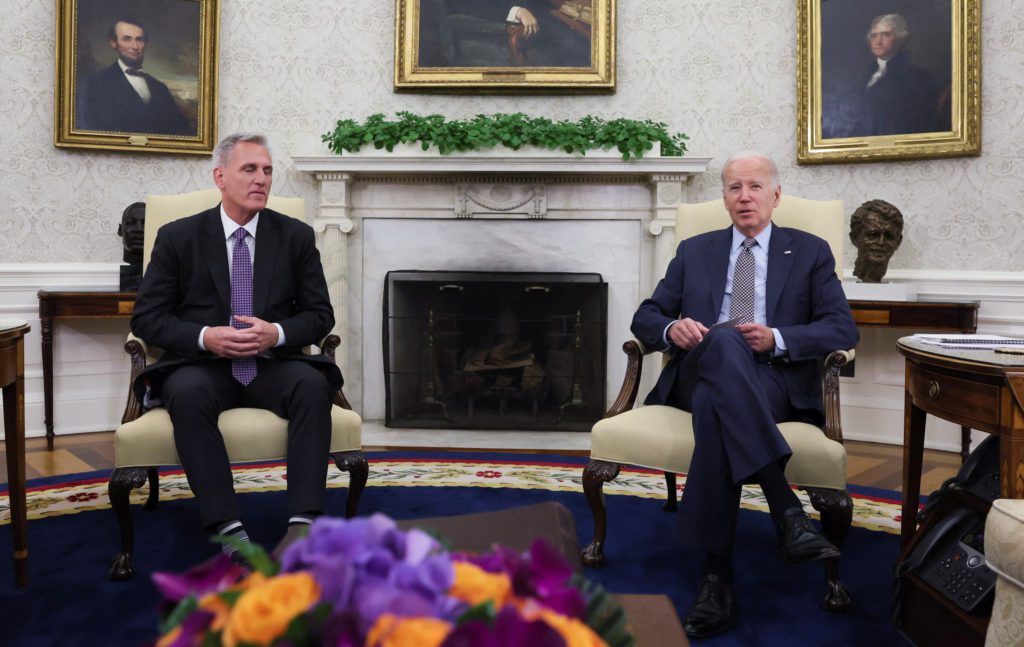 Biden e McCarthy sentados em poltronas na Sala Oval.