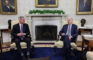 Presidente Biden e Kevin McCarthy conversam sentados no Salão Oval.