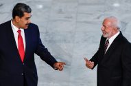 Nicolás Maduro aponta para Lula, que gesticula com a mão aberta, em encontro.