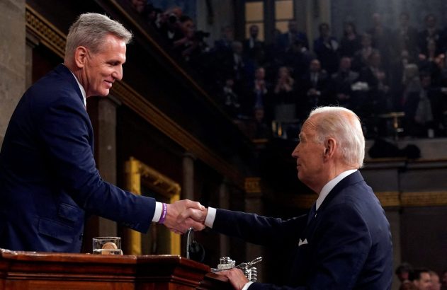 Kevin McCarthy e Joe Biden apertam as mãos.