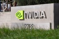 Sinal da NVIDIA em concreto com logo, nome da empresa e número 2788. Grama verde no primeiro plano.