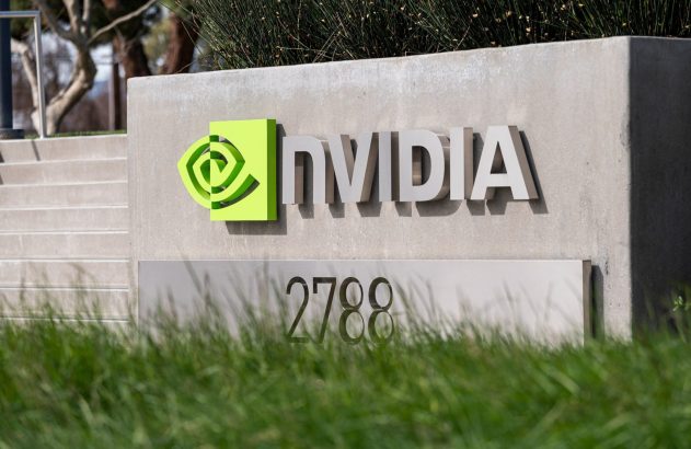 Sinal da NVIDIA em concreto com logo, nome da empresa e número 2788. Grama verde no primeiro plano.