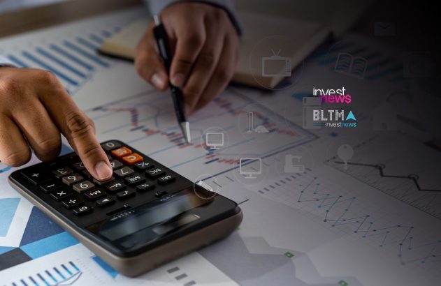Mãos usando calculadora e analisando gráficos financeiros.