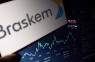 Tela digital com logo Braskem e gráfico de ações em monitor escuro.