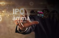 Mão interage com tela digital exibindo 'IPO Ânima EDUCAÇÃO' e logotipos de notícias financeiras.