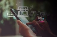 Mãos usando celular com ícones de e-commerce, ilustrando compra online.
