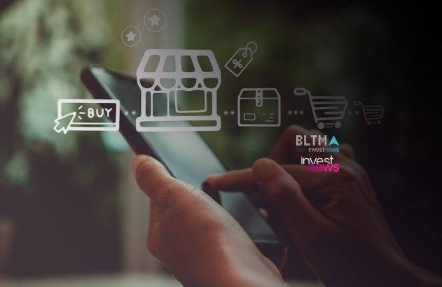 Mãos usando celular com ícones de e-commerce, ilustrando compra online.